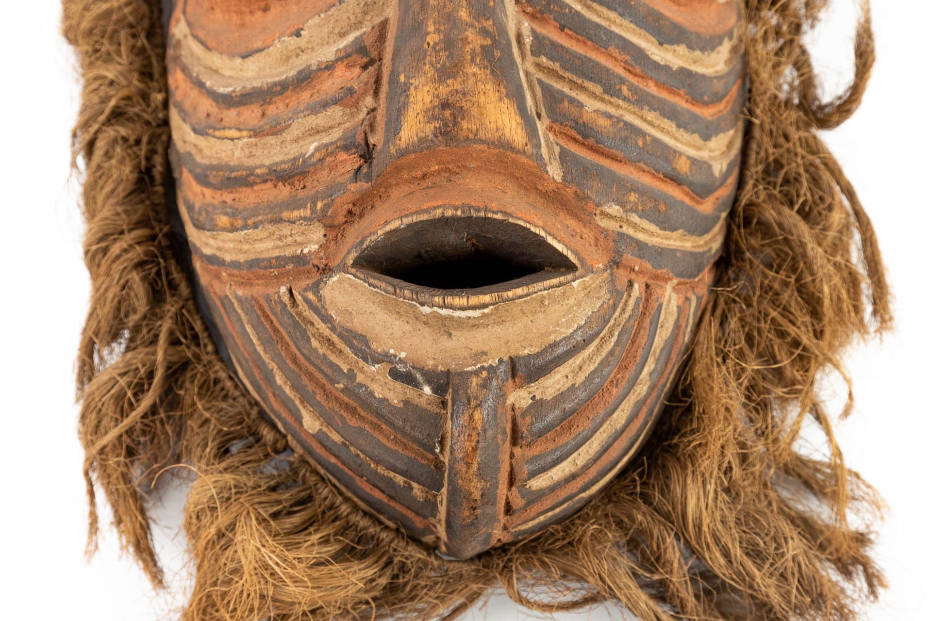 A collection of 2 African masks 'Chokwe' and 'Luba Songye'. (L: 13 x W: 24 x H: 43 cm) - Image 8 of 21