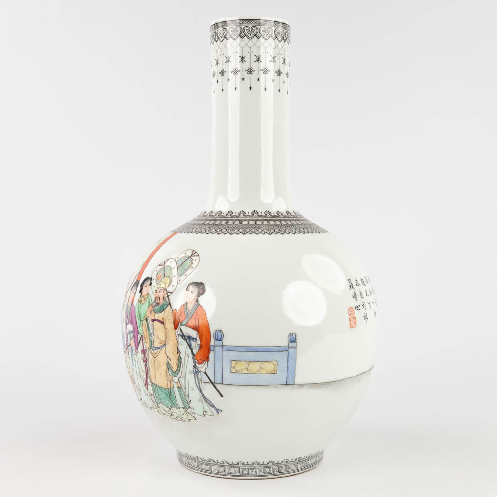 A Chinese vase with hand-painted decor of the Emperor with ladies, 20th C. (H: 40 x D: 22 cm) - Bild 7 aus 15
