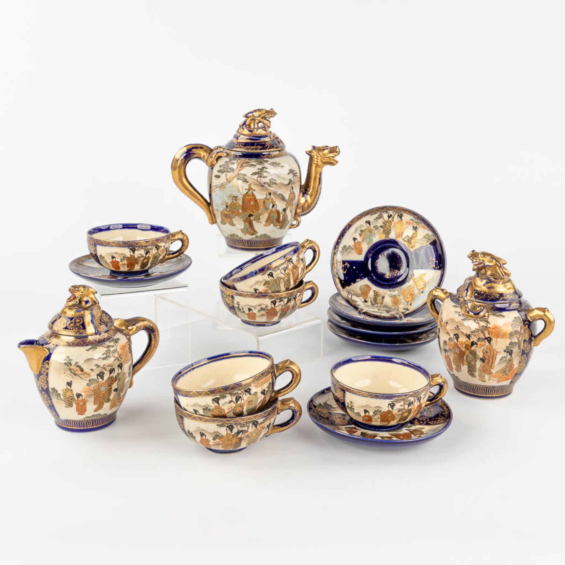 A 15-piece tea service, Satsuma stoneware, Meji period, Japan. (W: 21 x H: 17,5 x D: 12 cm)