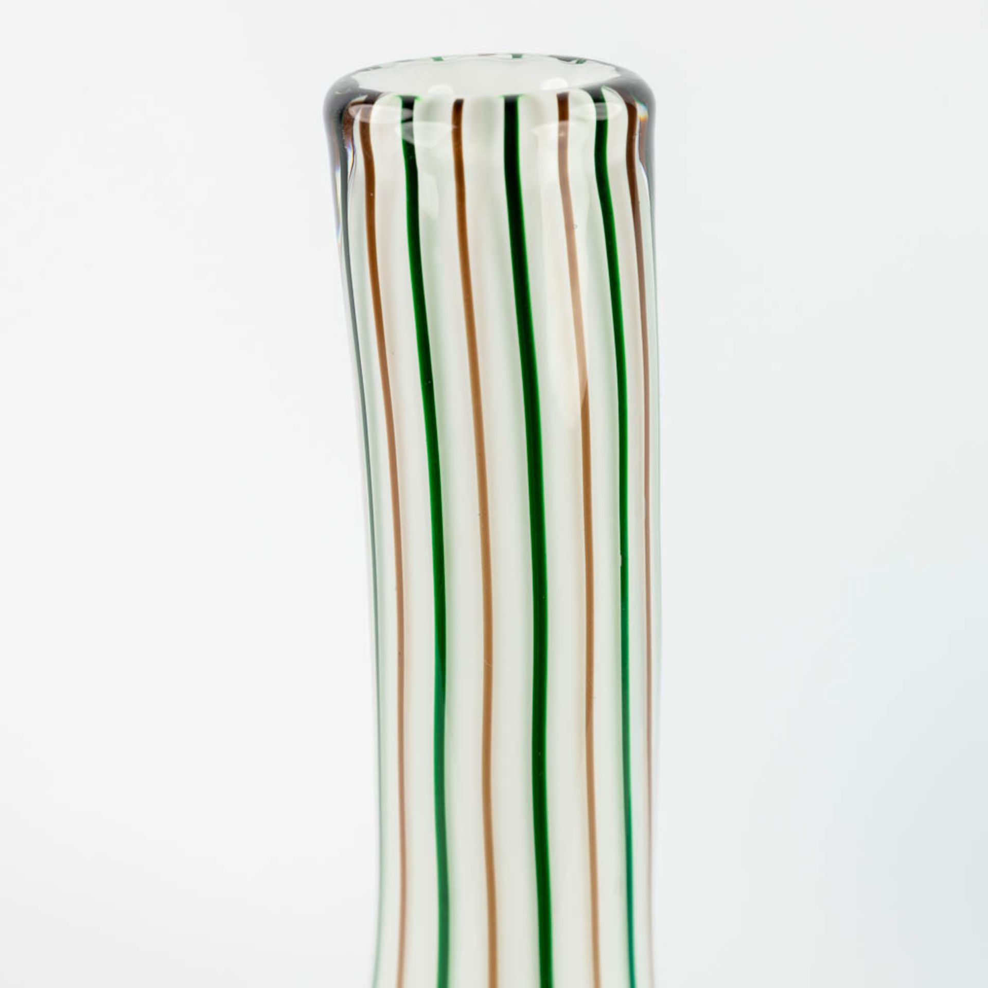 A collection of 5 glass vases, made in Murano, Italy and Scandinavia. (H: 45 x D: 10 cm) - Image 13 of 13