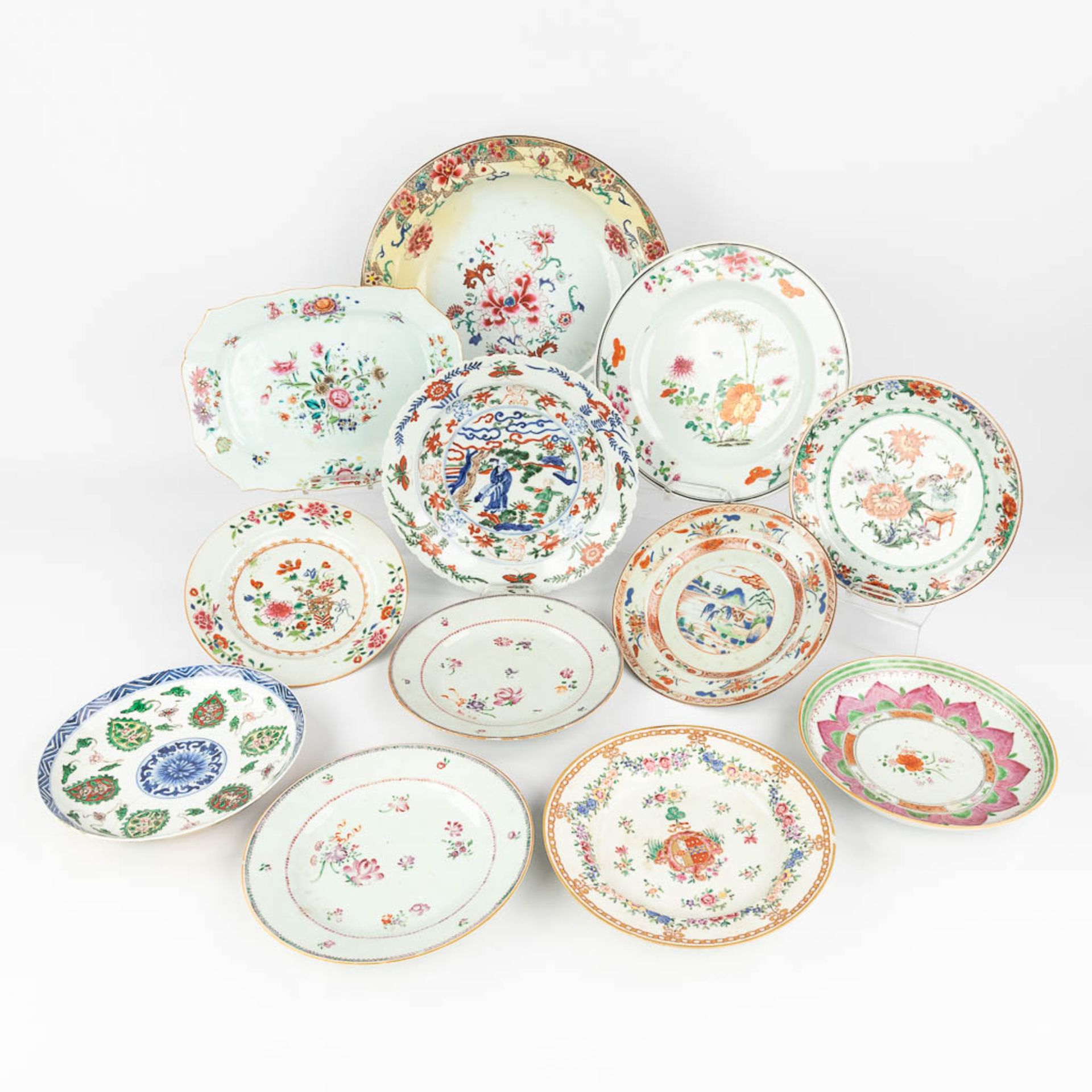 A collection of 12 Chinese Famille Rose plates, 18th/19th/20th century. (D: 36 cm)