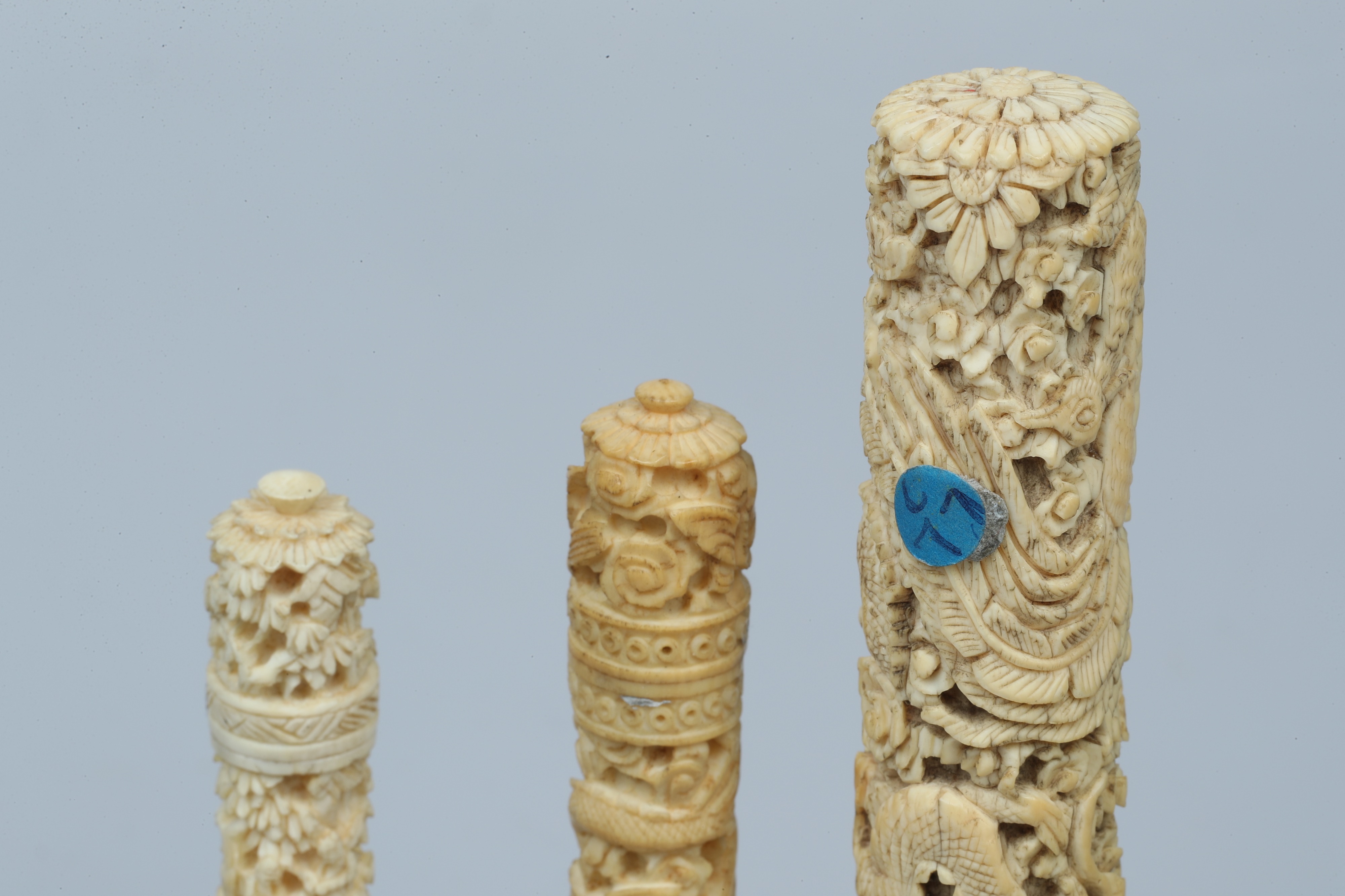 A Collection of 19th Century Chinese Ivory Needlecases - Image 3 of 3