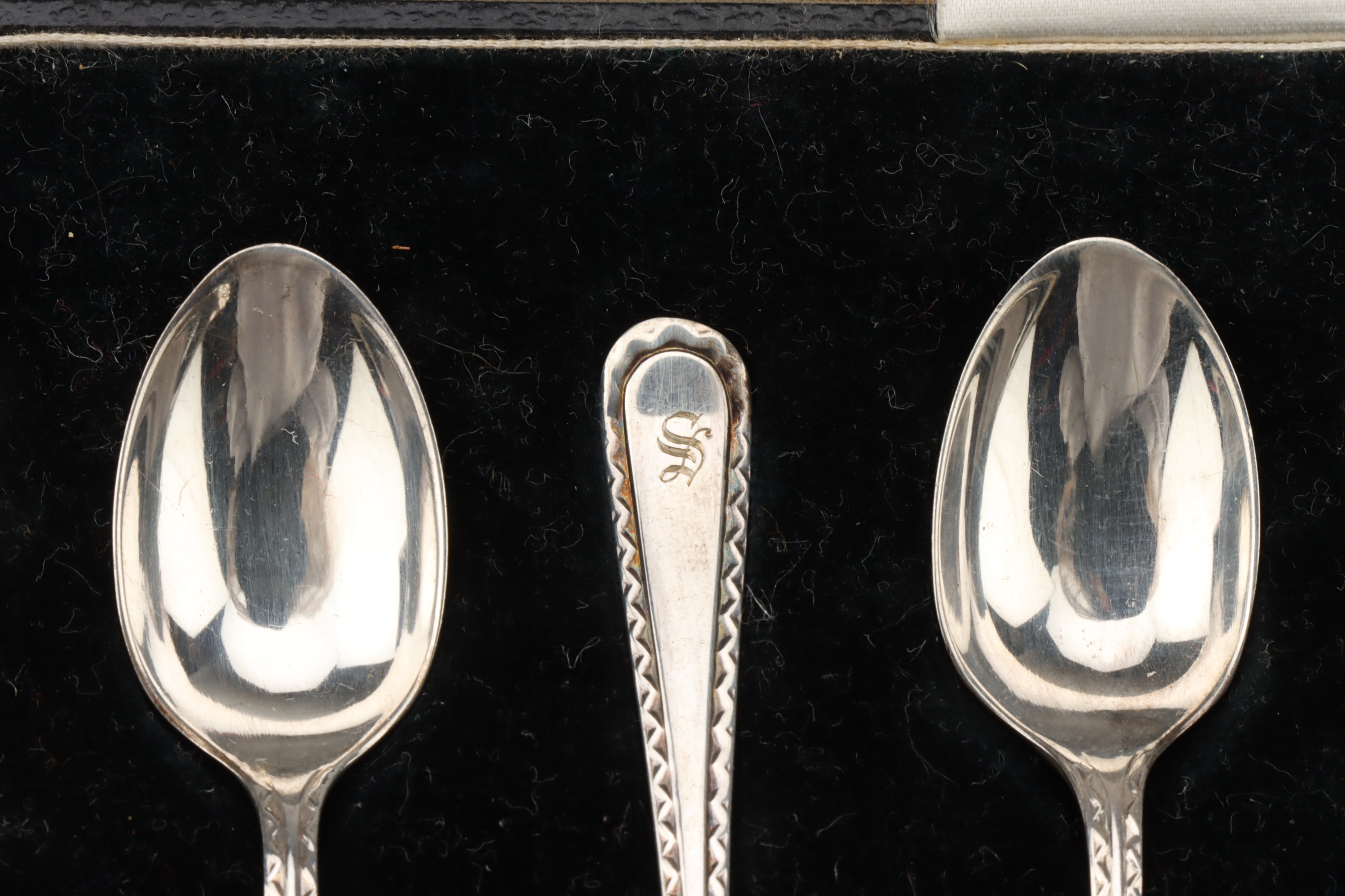 A Cased Set of George VI Silver Rats Tail Tea Spoons and Tongs, - Image 4 of 11