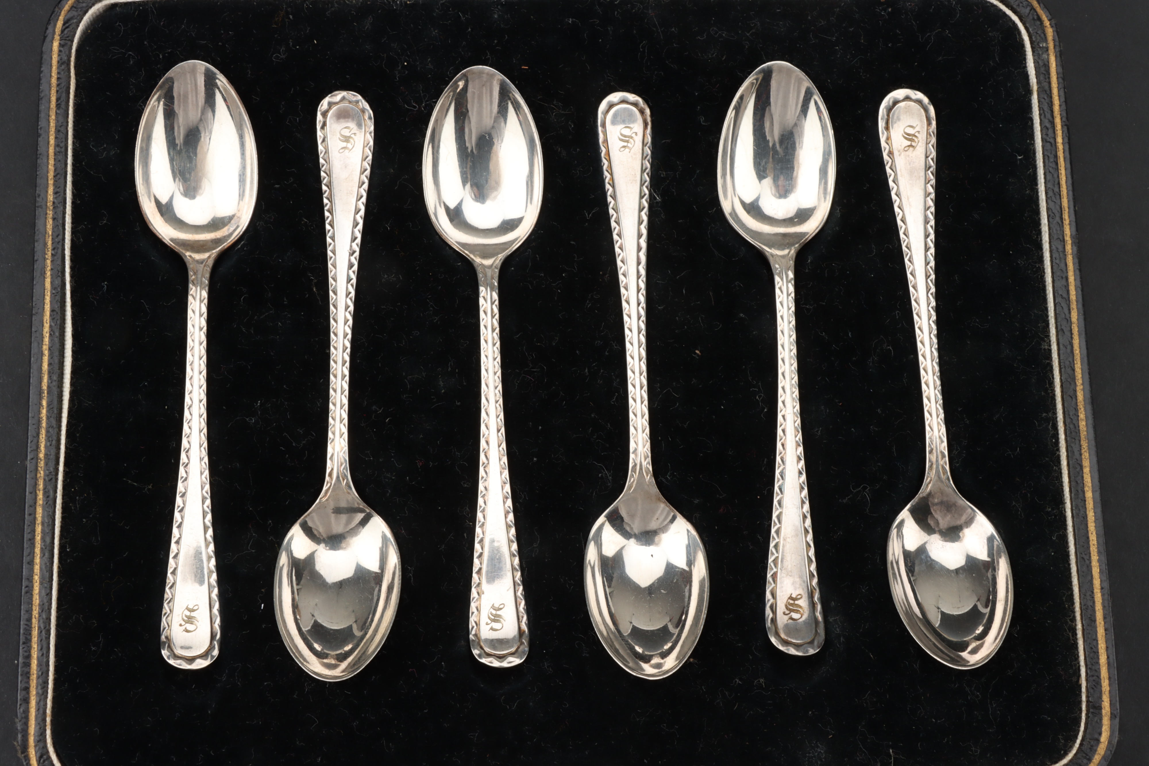 A Cased Set of George VI Silver Rats Tail Tea Spoons and Tongs, - Image 3 of 11