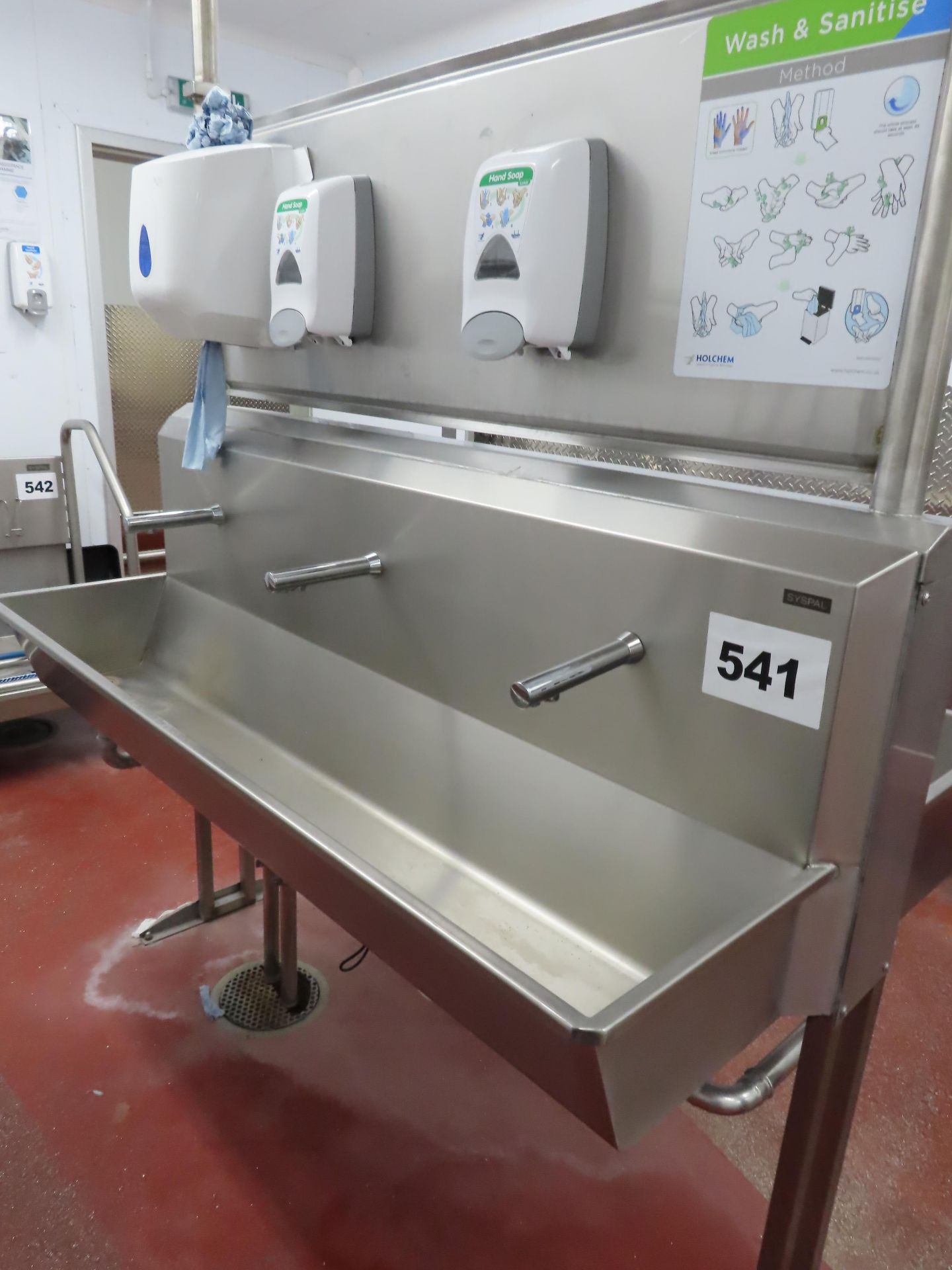 DOUBLE SIDED 3-STATION SINK.