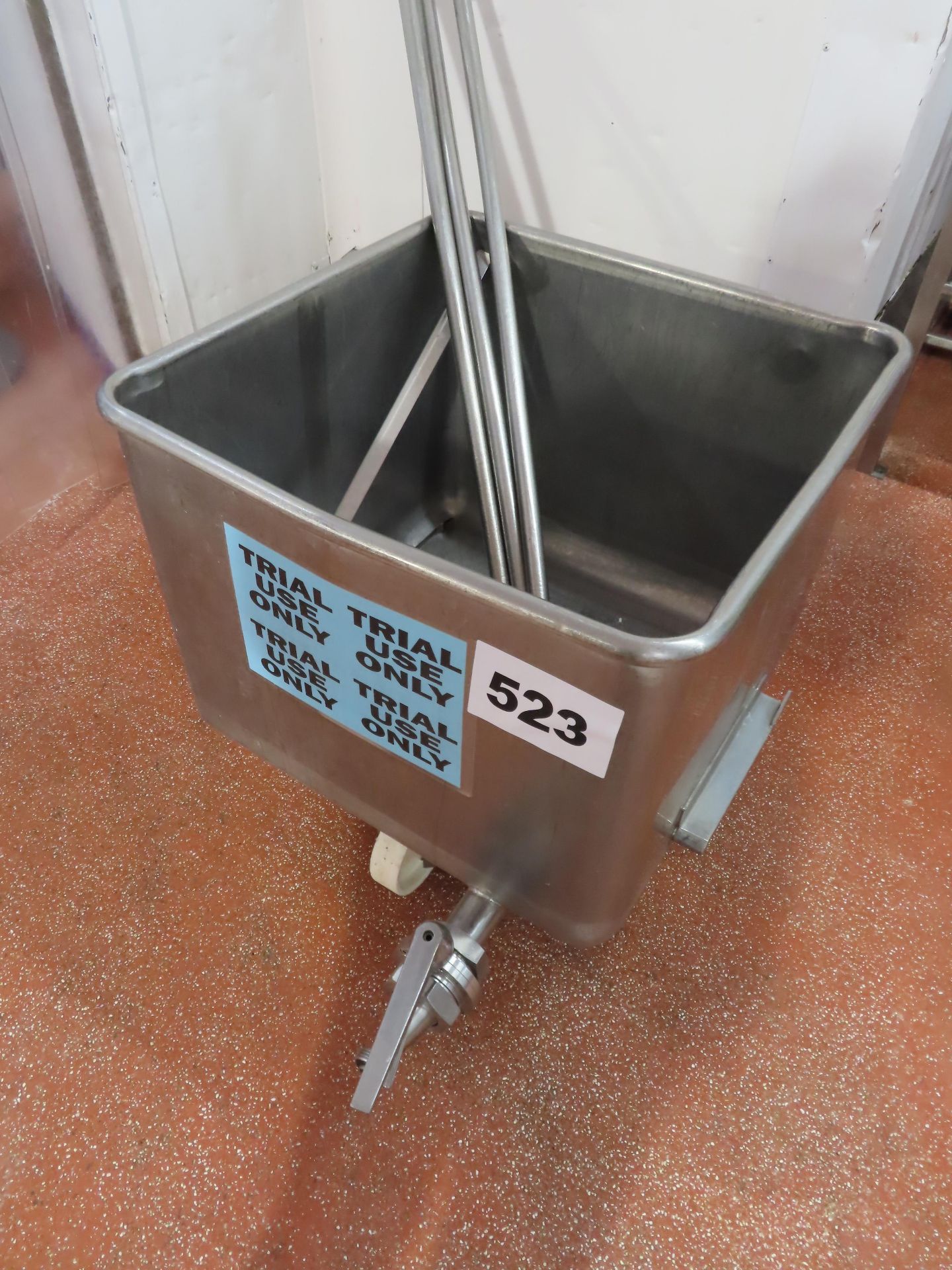 200 LITRE TOTE BIN WITH MIXING PADDLES.