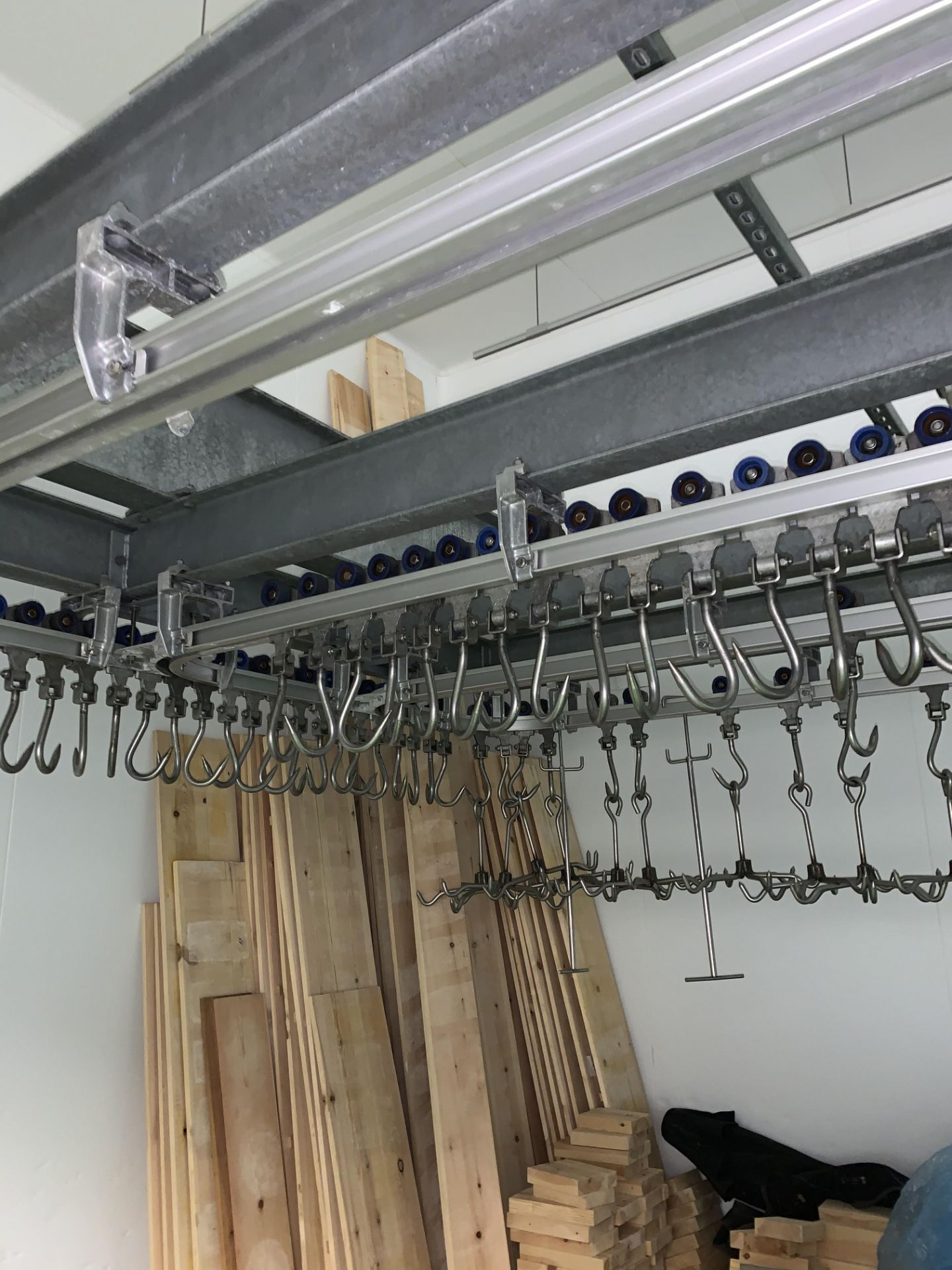 7 X ROWS OF HANGING RAILS. - Image 3 of 9