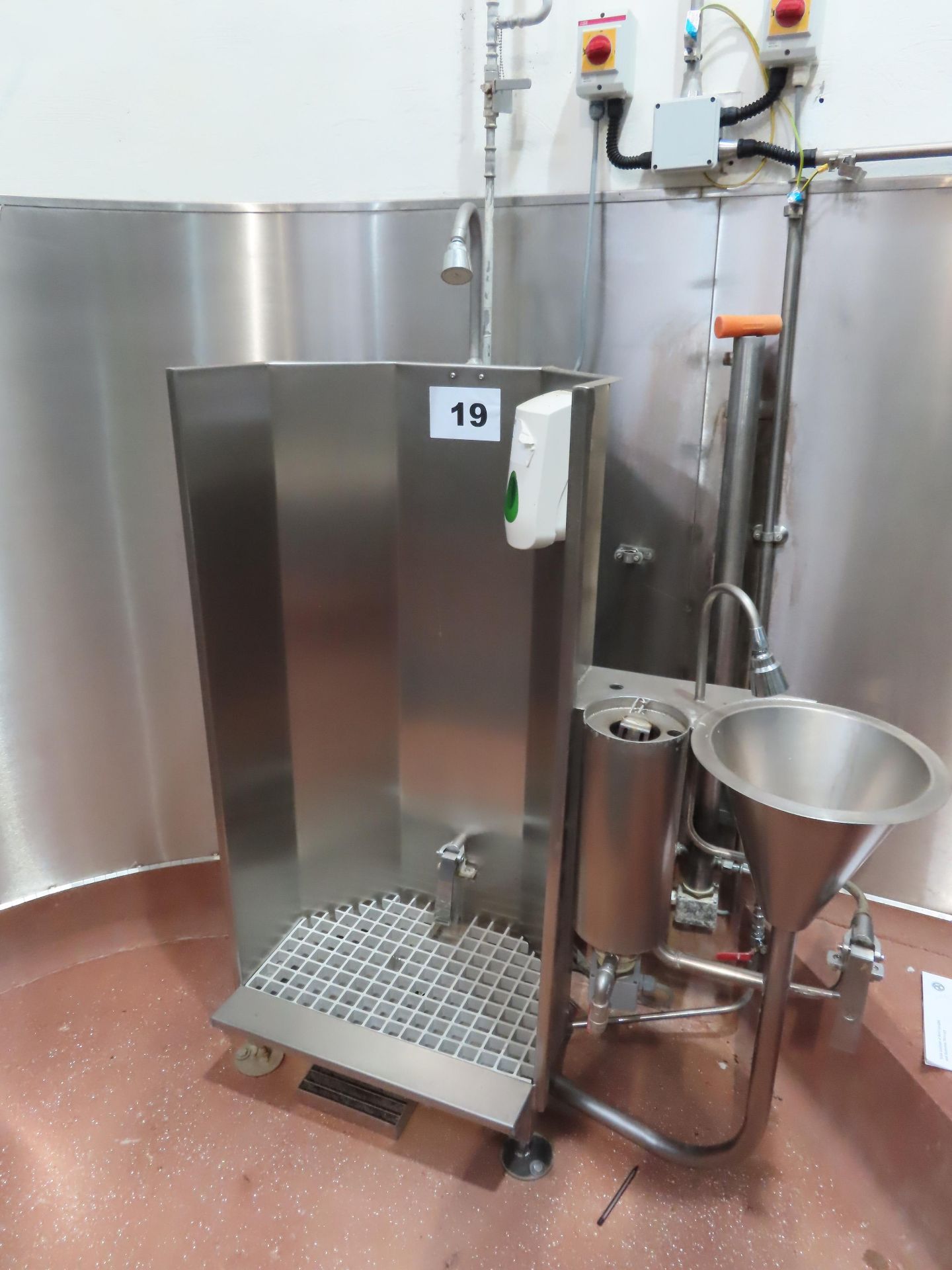 APRON WASHER, KNIFE STERILISER AND SINK