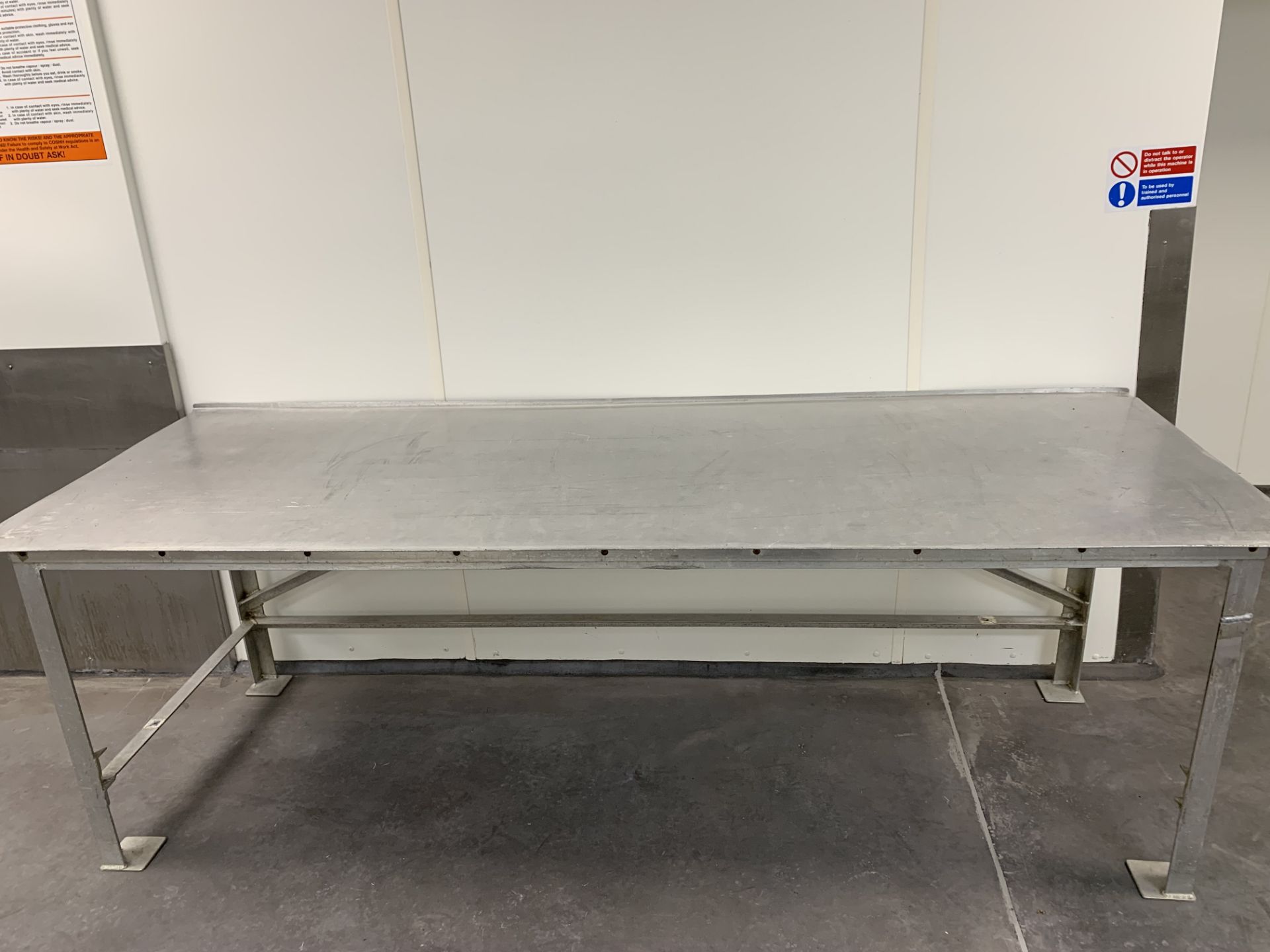 DOUBLE ALUMINIUM TABLE.