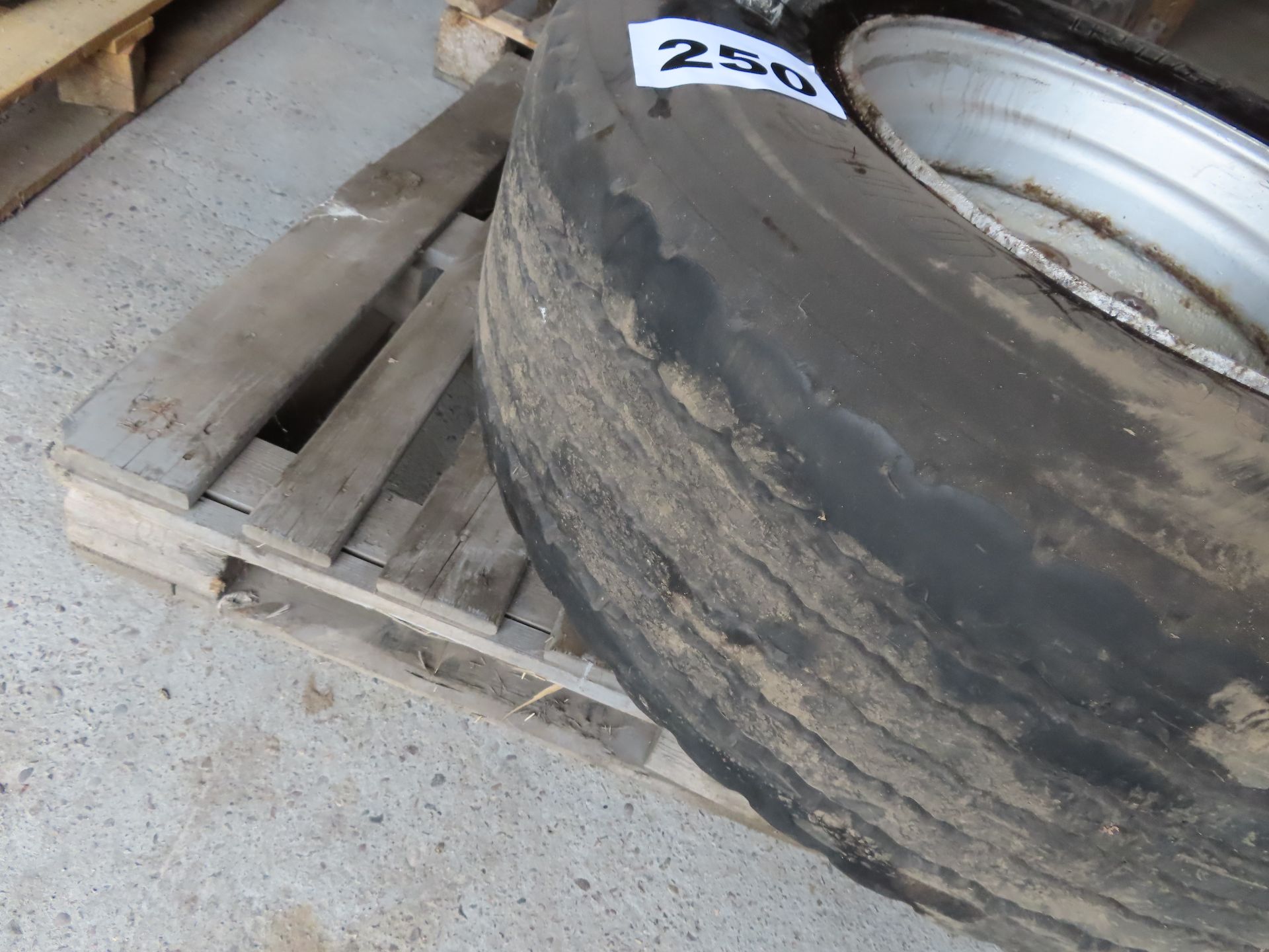 BRIDGESTONE R164 TYRE. - Image 3 of 3