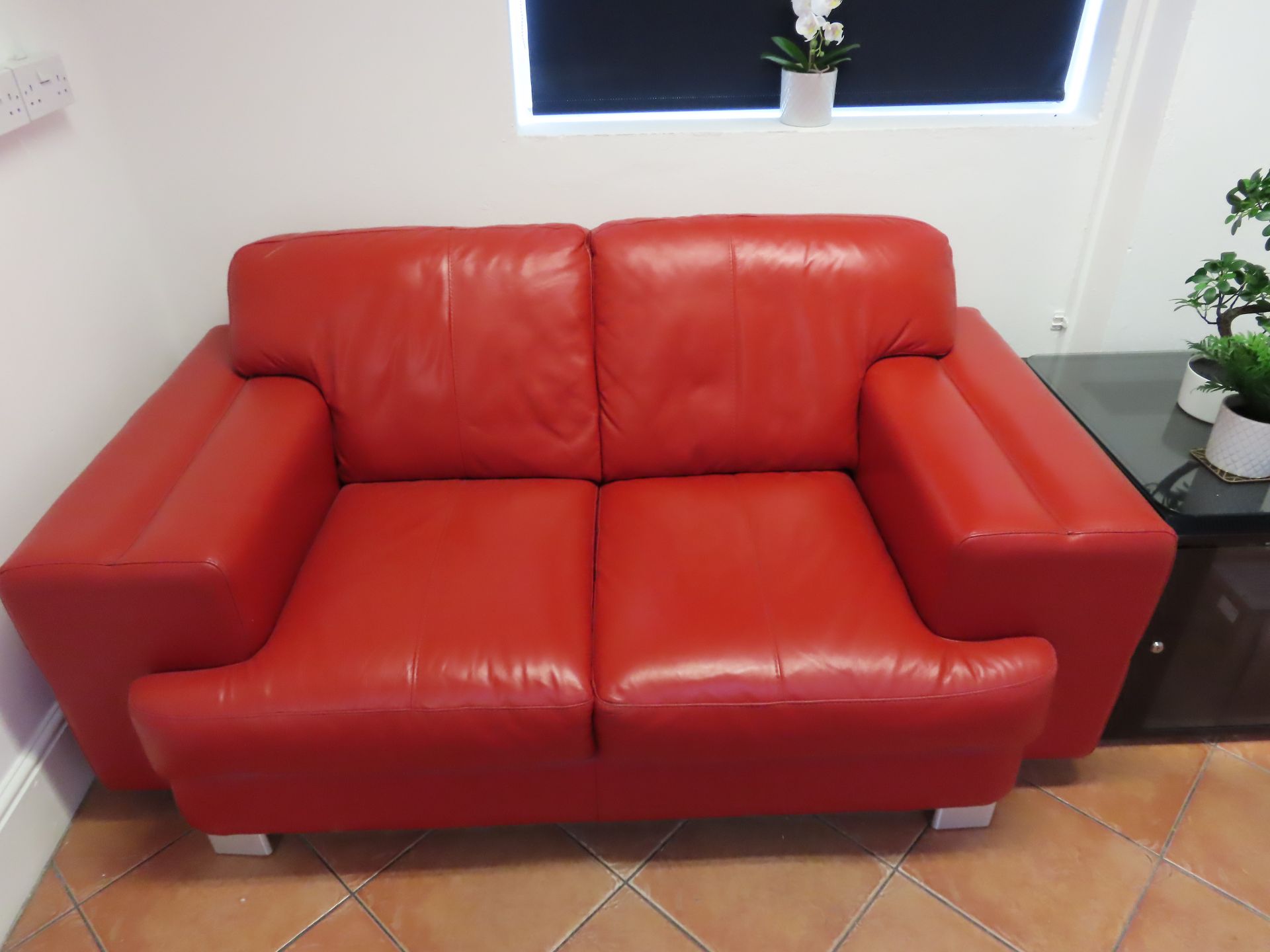 RED LEATHER SUITE. - Image 2 of 4