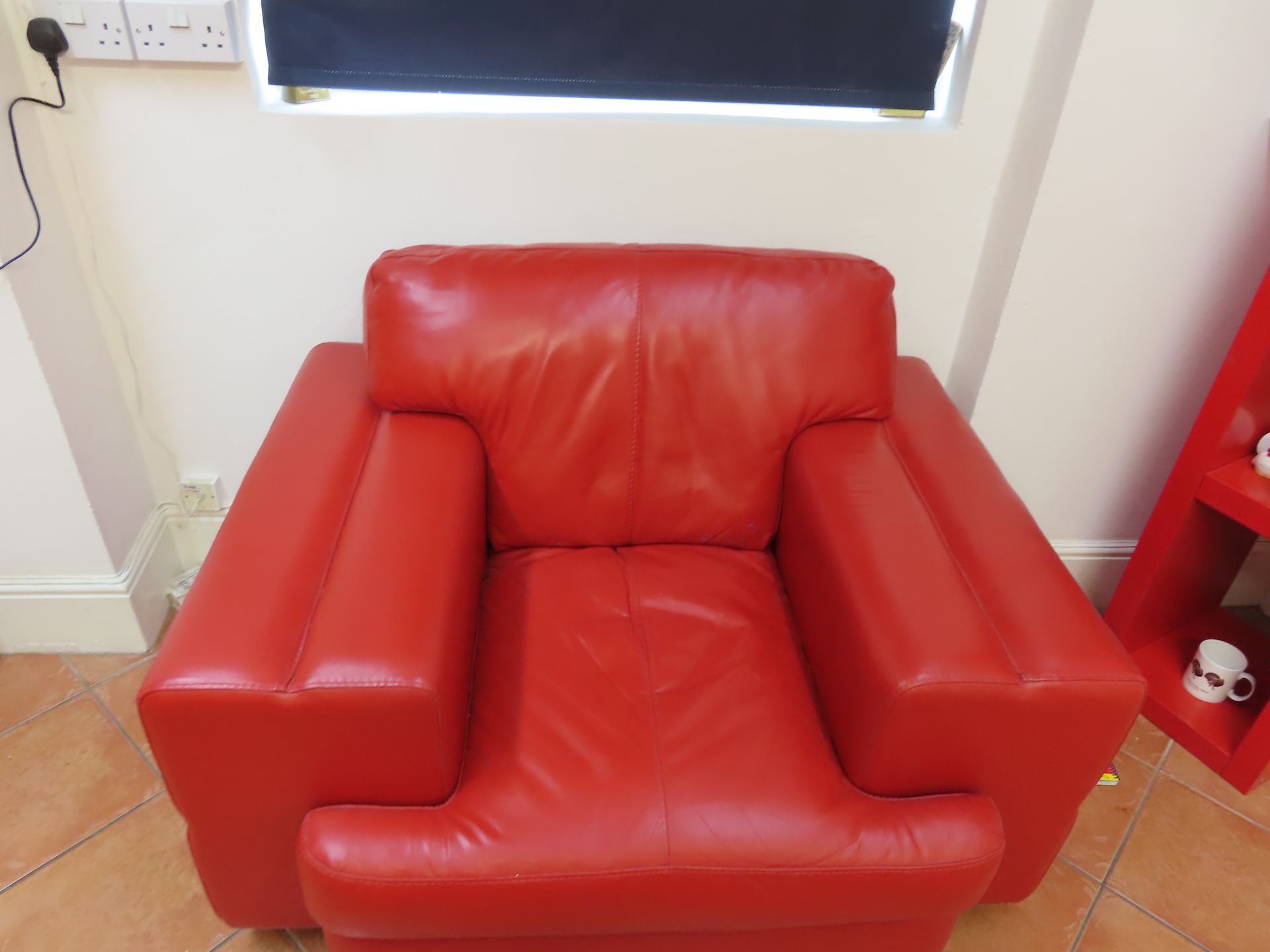 RED LEATHER SUITE. - Image 3 of 4