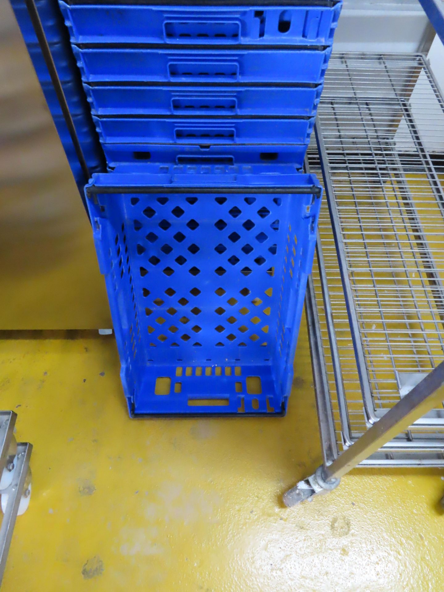 S/S DOLLY HOLDING 28 BLUE PLASTIC CRATES 400 X 660 X 190 MM. - Image 2 of 2