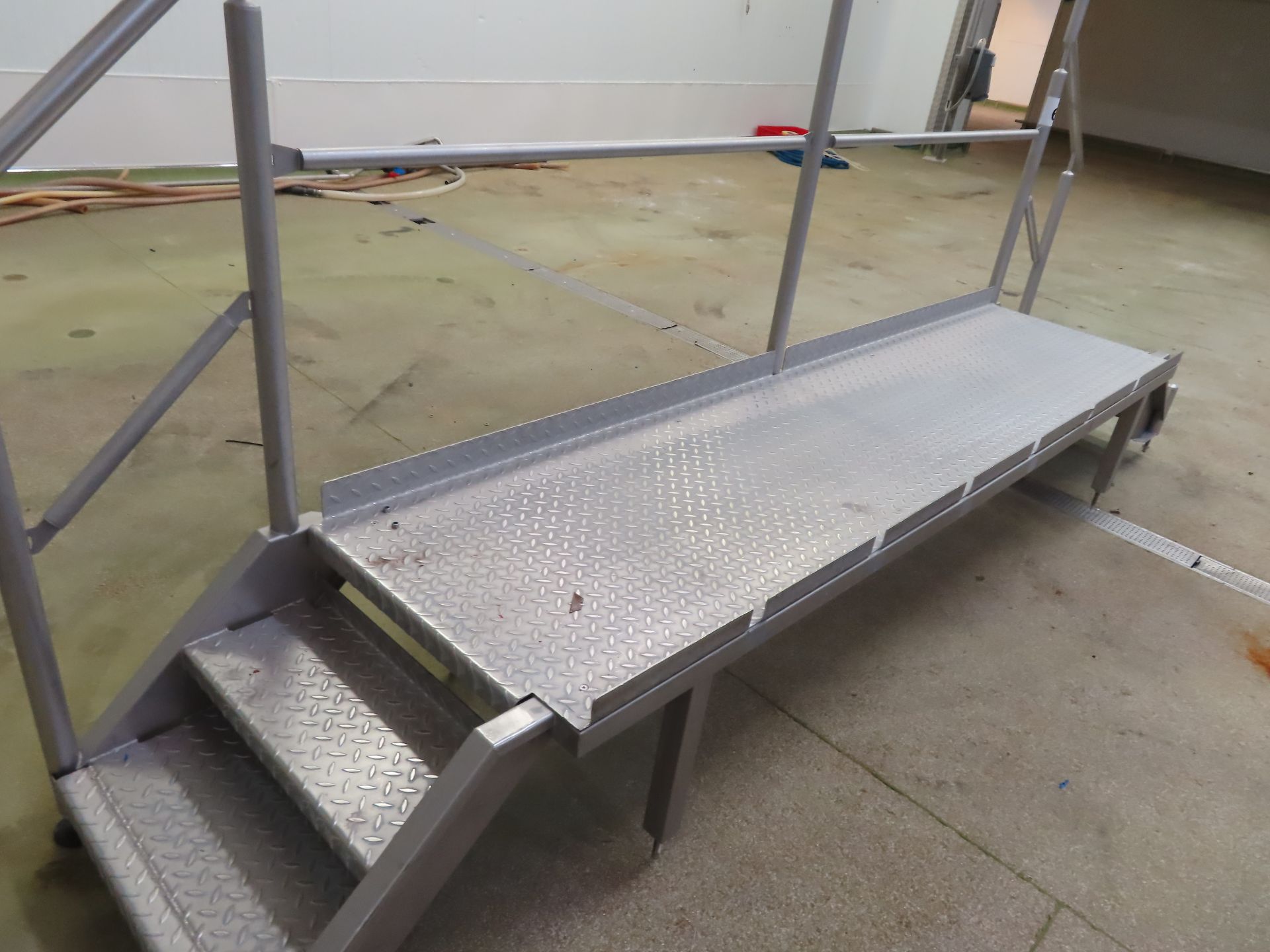 S/S ACCESS PLATFORM WITH STEPS. - Image 3 of 3
