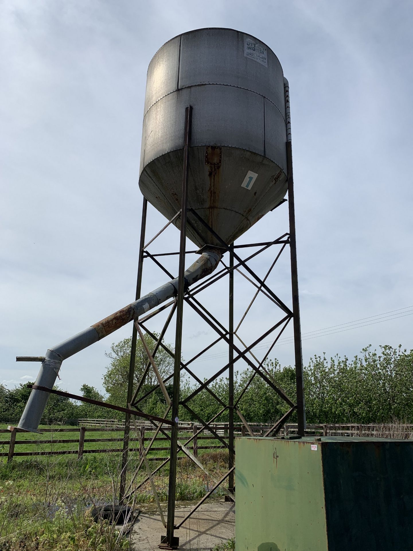 Feed silo, purchaser to arrange loading