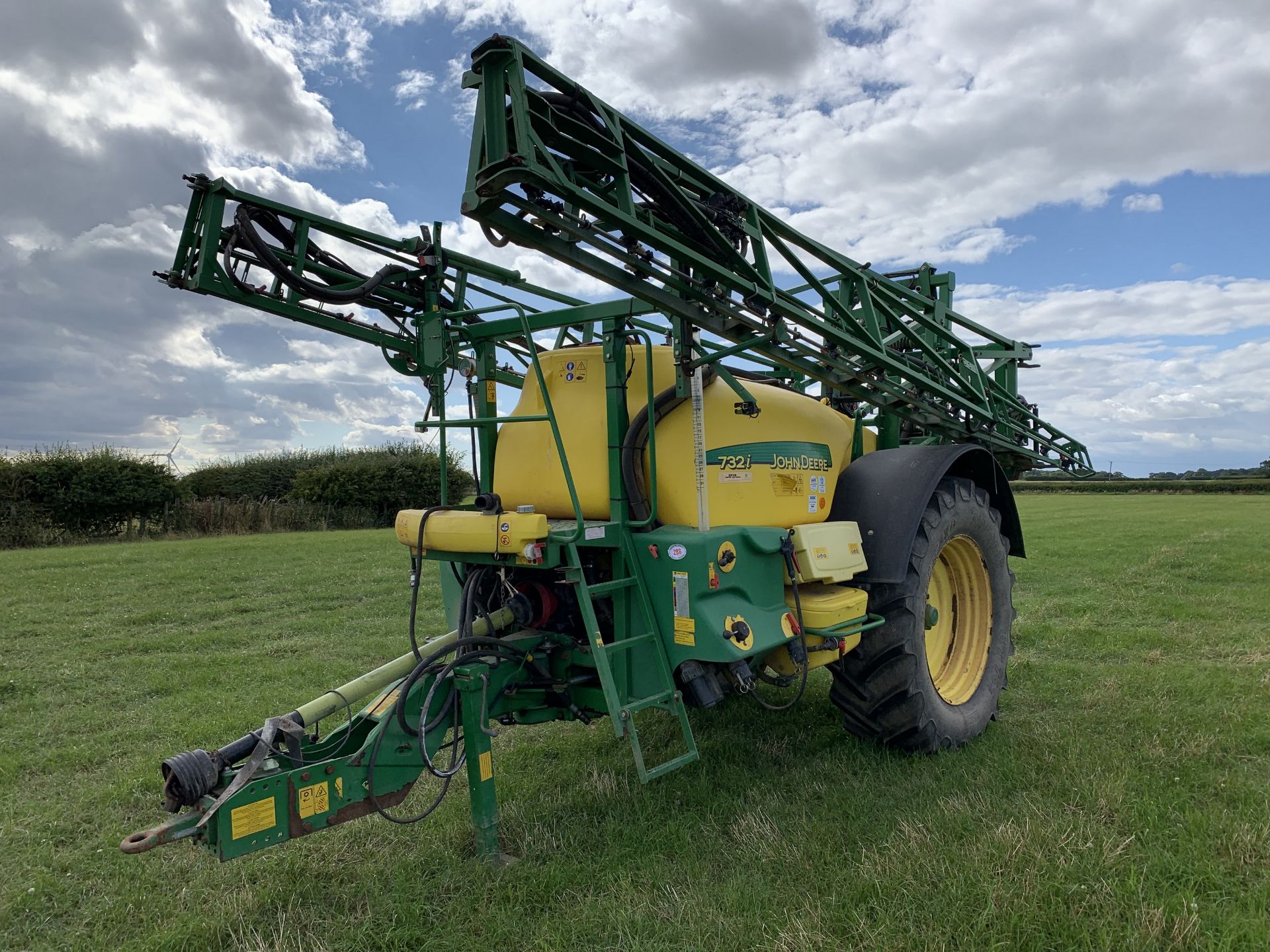 2012 John Deere 732i trailed sprayer, 24m boom, 520/70R38 tyres with 80% tread