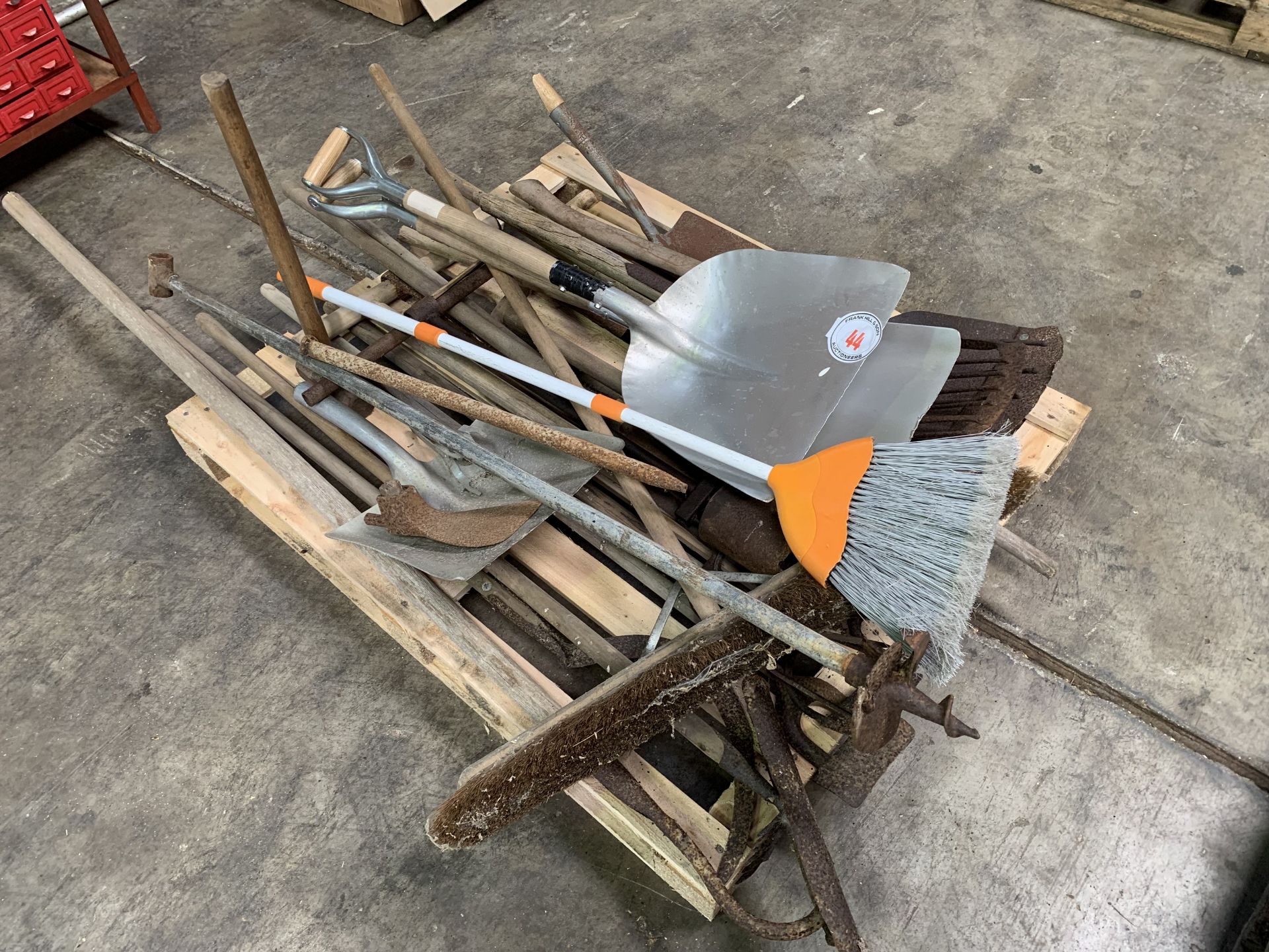 Pallet of vintage & modern hand tools