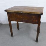 Vintage mangle, housed within an oak table with fold out top, 85 x 83 x 53cm