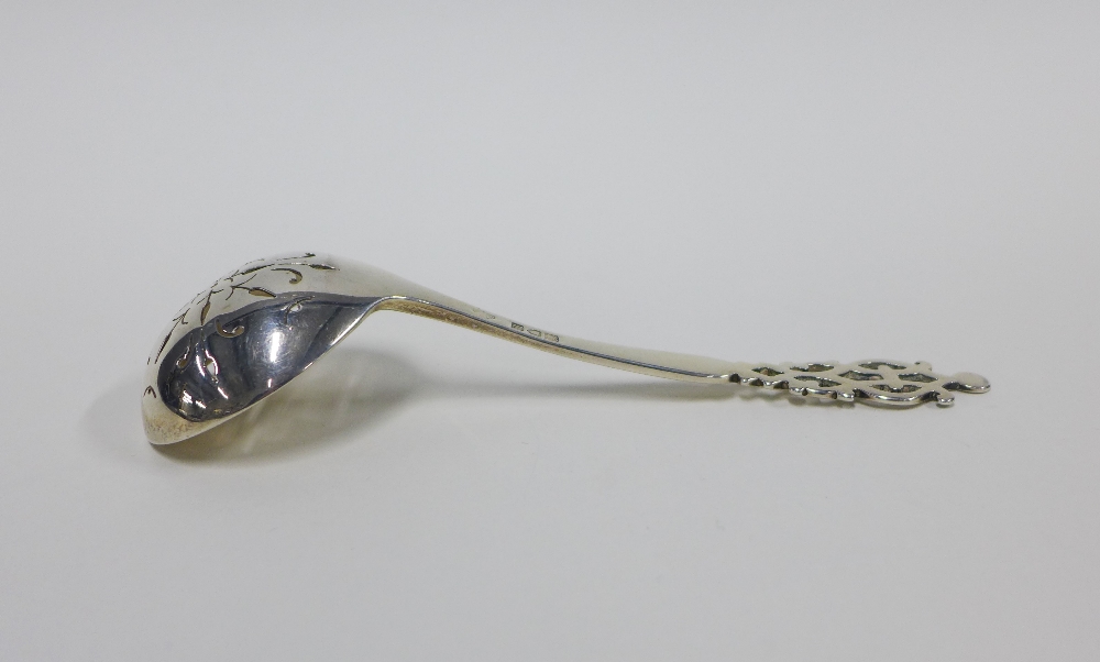 Edwardian silver sugar sifter ladle with pierced handle, London 1907, 15cm - Image 3 of 4
