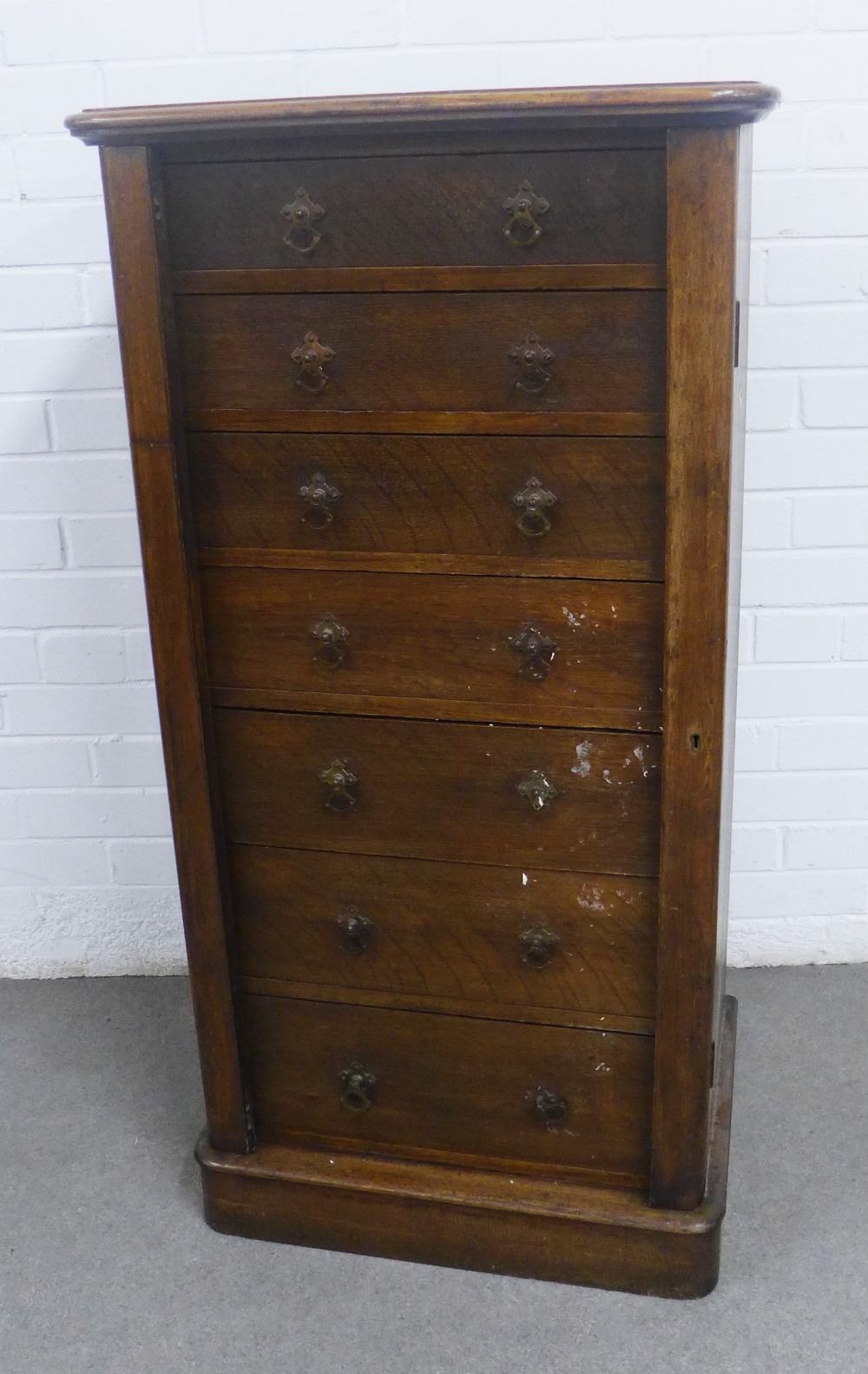 Oak Wellington chest with seven drawers, 59 x 114 x 40cm.