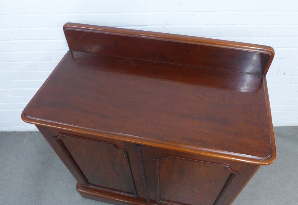 Victorian mahogany ledgeback chiffonier with two cupboard doors opening to reveal a set of four - Image 2 of 3