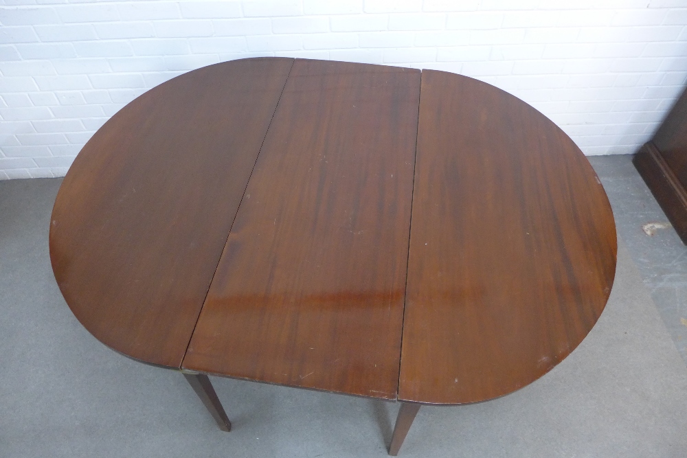 Mahogany oval dining table with one leave, a.f., 160 x 73 x 122cm - Image 2 of 3