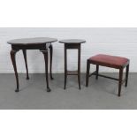 Edwardian mahogany occasional table with circular top and moulded edge, on cabriole legs with pad