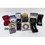 9 ct gold dress ring, yellow metal and agate brooch and a collection of cufflinks and trinket box