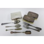A pair of early 20th century silver backed grooming brushes, a silver box (a/f) and a small
