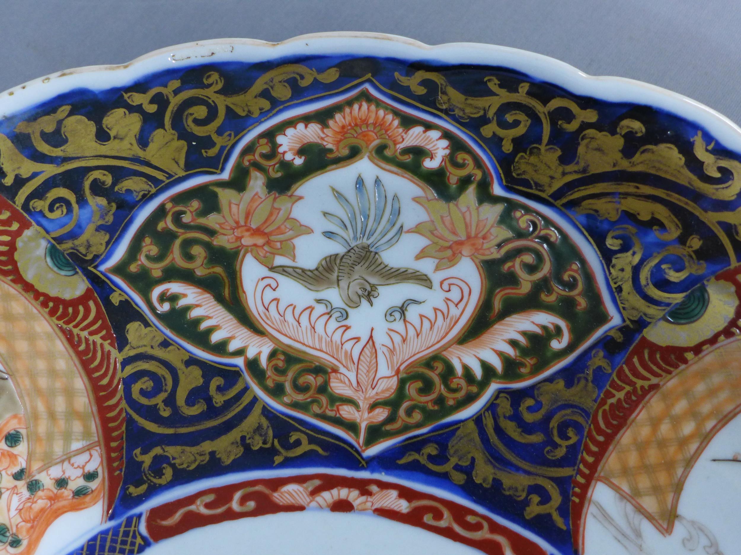 Large Imari charger, scallop edge with typical pattern of flowers and foliage, 46cm - Image 3 of 4