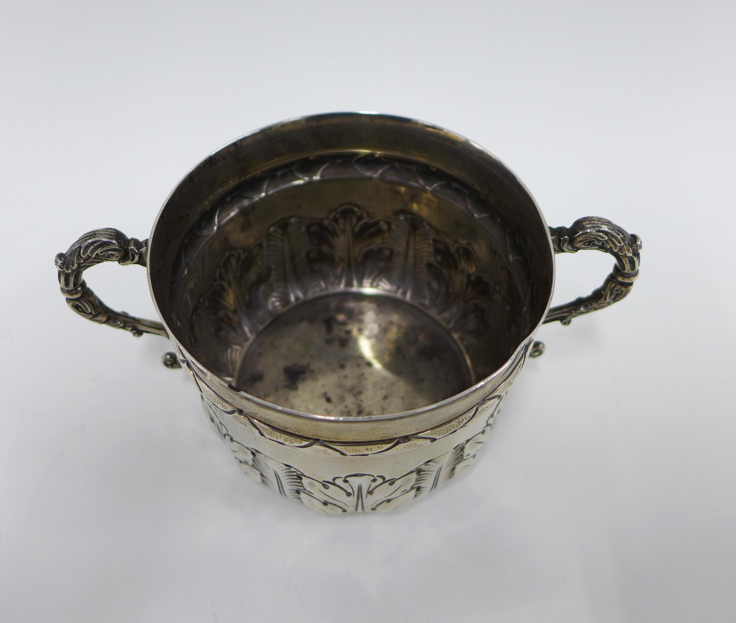 Edwardian silver reproduction twin handled porringer with leaf clasped pattern, London 1906, 15cm - Image 2 of 3