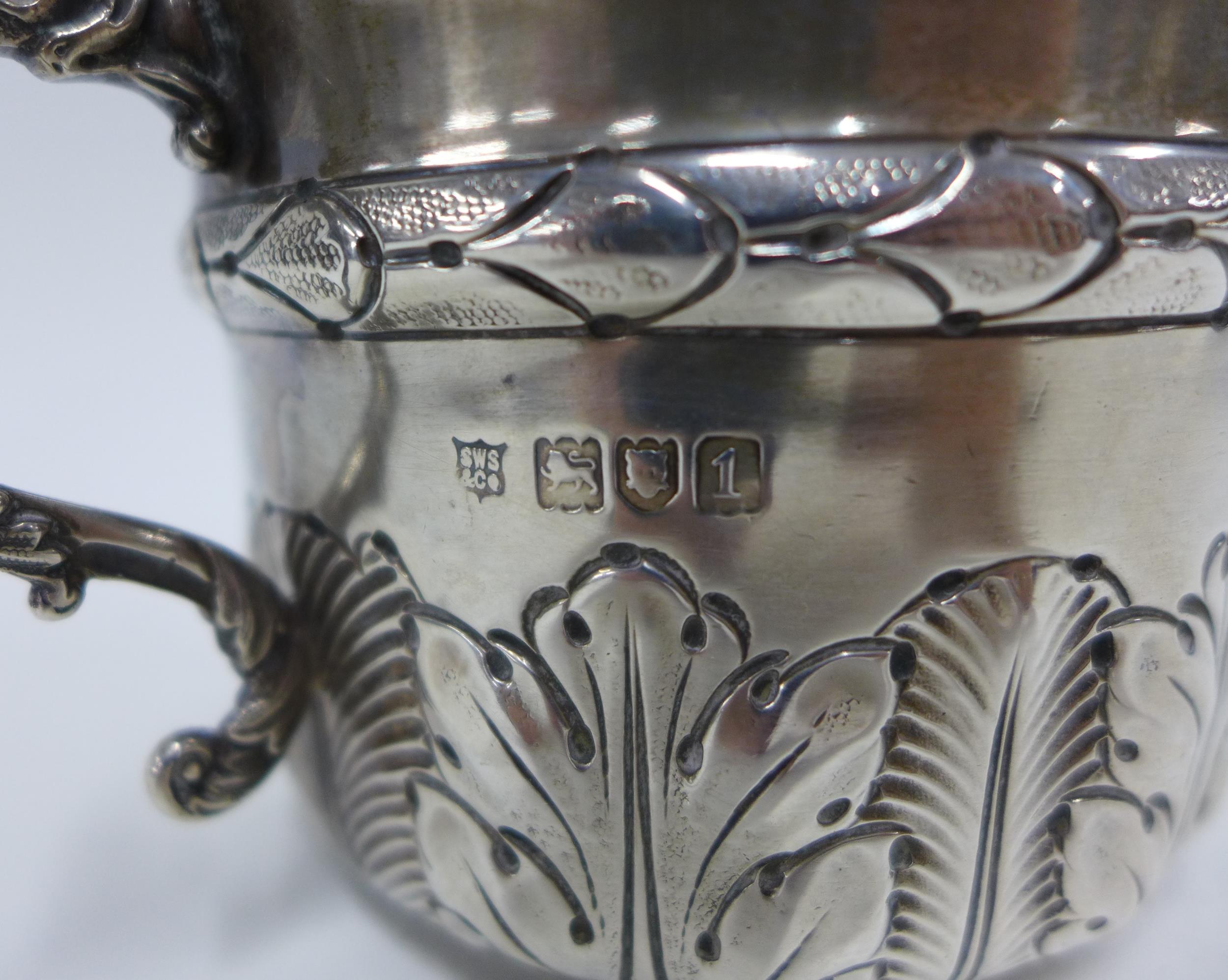 Edwardian silver reproduction twin handled porringer with leaf clasped pattern, London 1906, 15cm