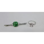 18ct white gold dress ring and a white metal and jade bar brooch (2)