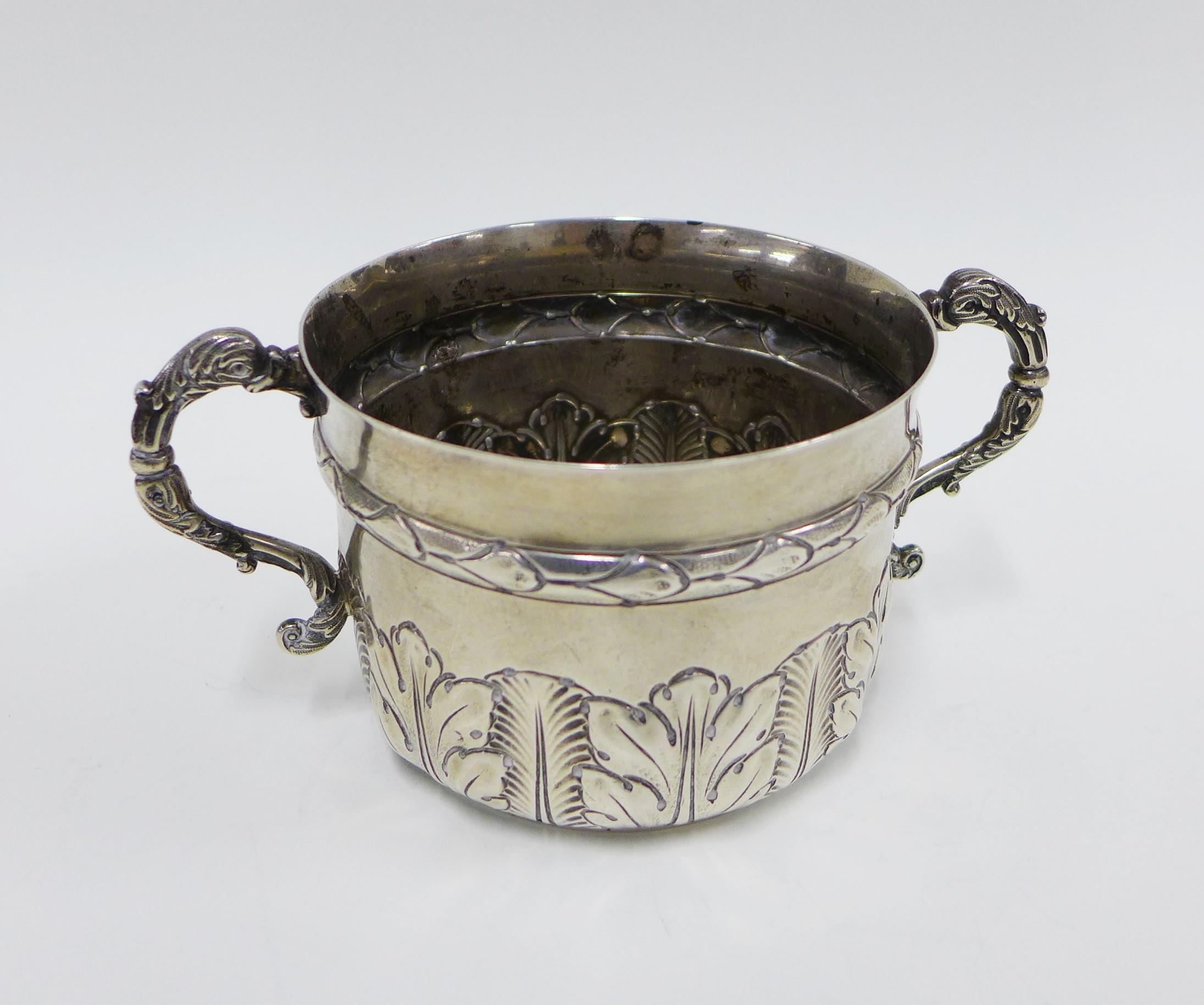 Edwardian silver reproduction twin handled porringer with leaf clasped pattern, London 1906, 15cm - Image 3 of 3