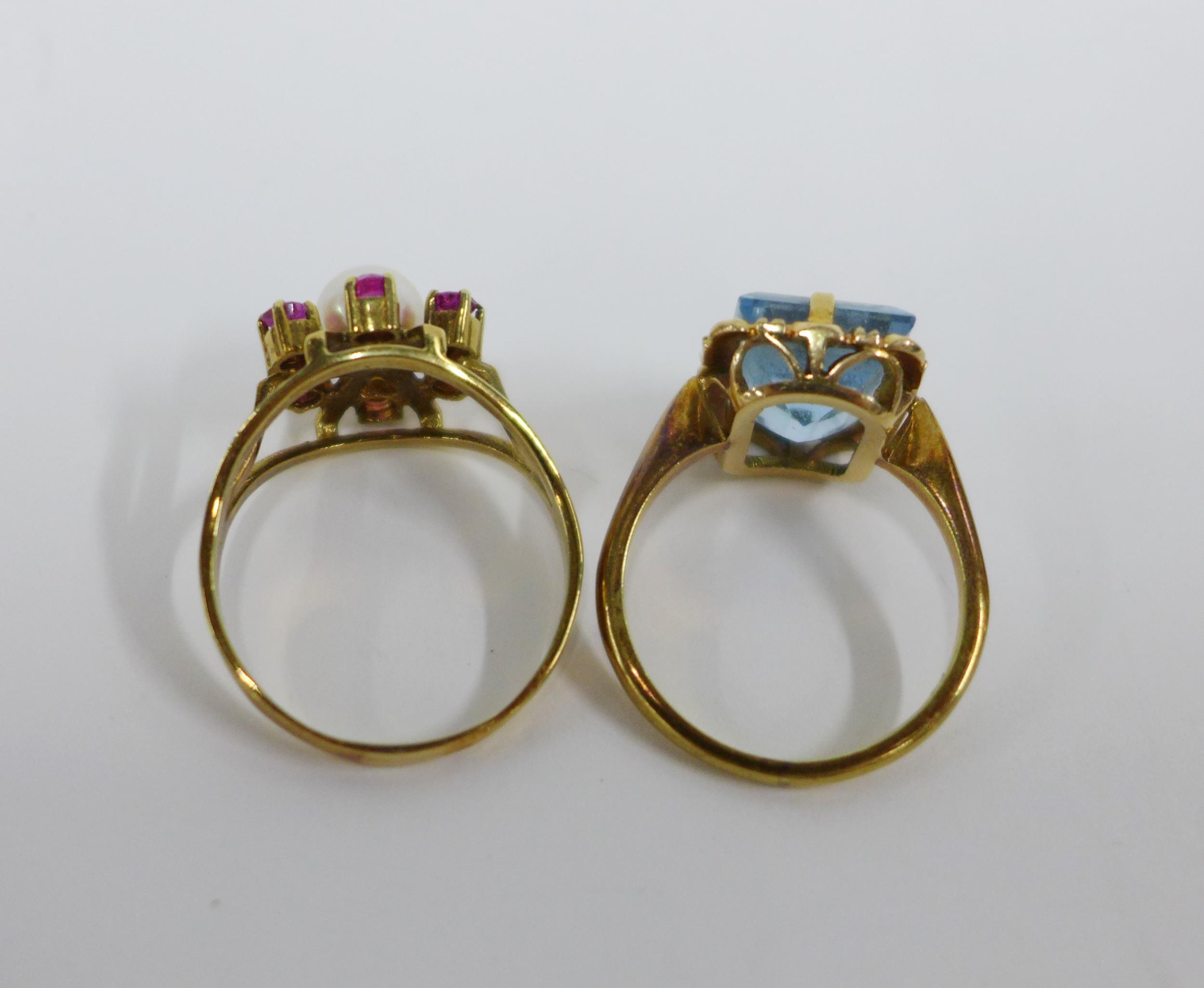 15ct gold dress ring with an emerald cut stone, another dress ring on an unmarked yellow metal - Image 3 of 4