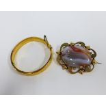 An agate brooch with yellow metal frame and a rolled gold stiff hinged bangle (2)