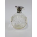 George V silver topped glass scent bottle, Birmingham 1946, 12cm high