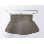 George V silver mesh bag, the cantle with Greek key pattern, London 1923