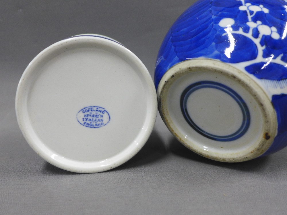 Blue and white pottery and porcelain to include Spode's Italian jar and cover, Chinese prunus vase - Image 5 of 5