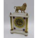 White hardstone mantle clock with lion surmount and faux brass pilasters, 34cm