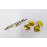 Pair of 14ct gold Gents cufflinks and a yellow metal bar brooch, (2)