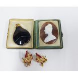 Hardstone scent bottle with yellow metal top, an unmounted shell cameo plaque and a pair of yellow