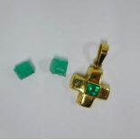 Emerald pendant set in 18k gold together with two unloose emeralds (3)