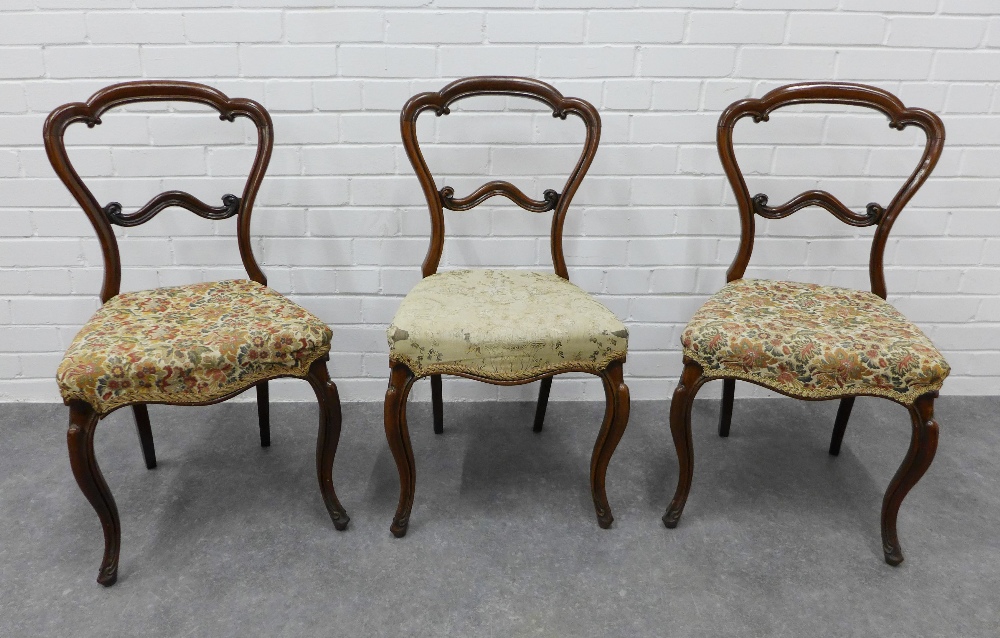 Set of three Edwardian mahogany balloon back side chairs with cabriole legs, two with tapestry