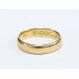 18ct gold wedding band, size M