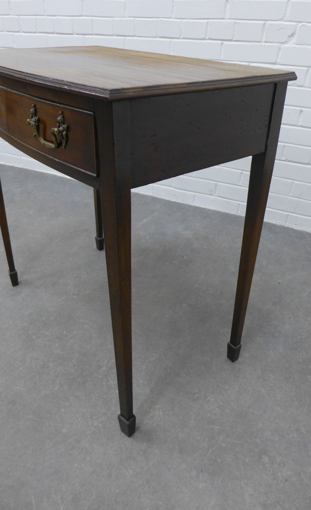 Mahogany bow front side table with single frieze drawer, raised on tapering legs with spade feet. 77 - Image 3 of 3