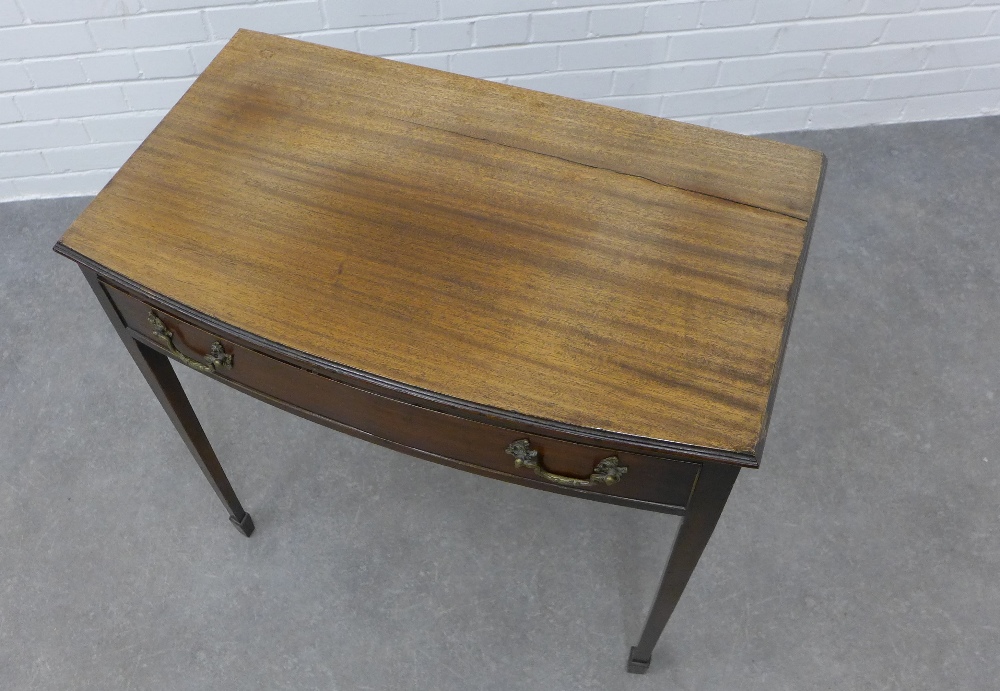 Mahogany bow front side table with single frieze drawer, raised on tapering legs with spade feet. 77 - Image 2 of 3