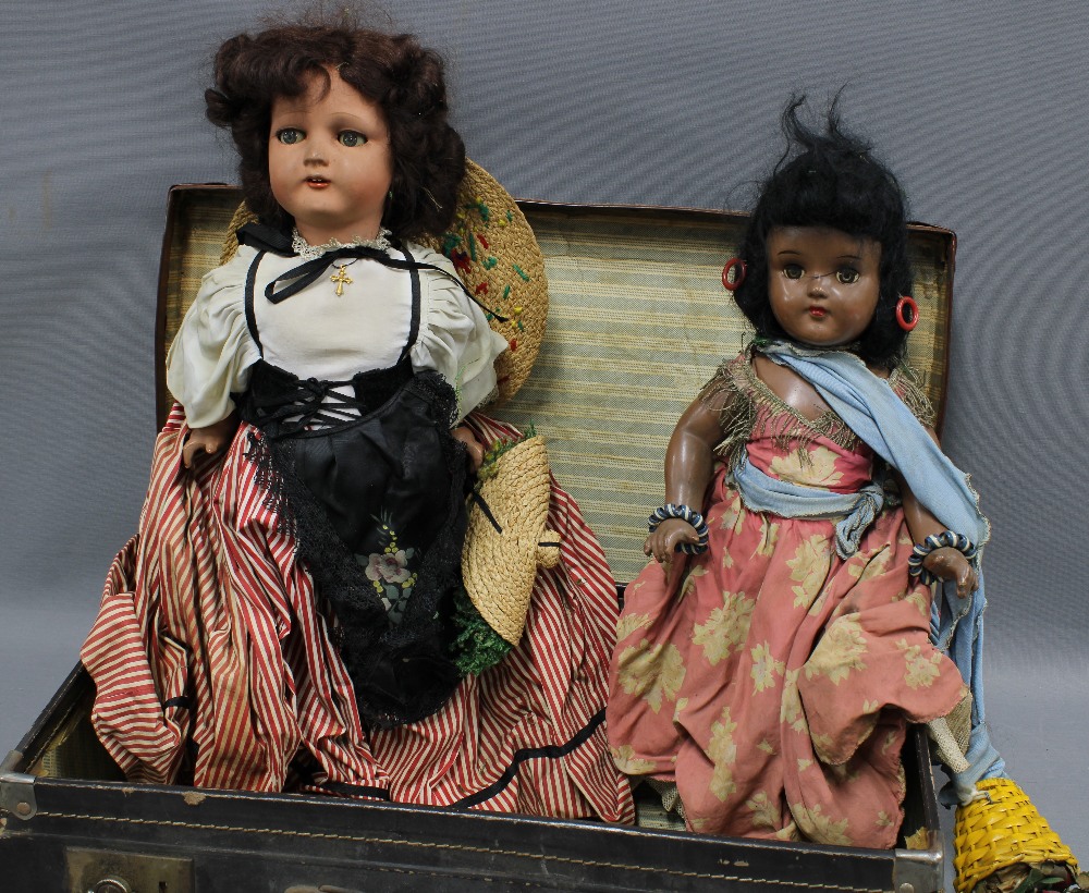 Two vintage dolls and a brown leather case (3)