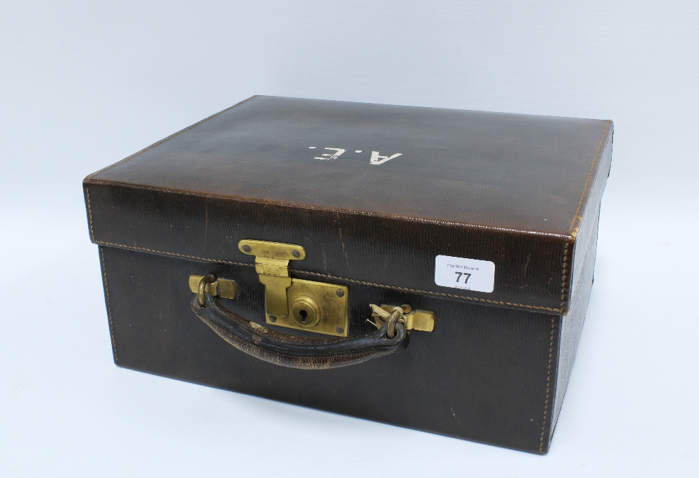Early 20th century brown leather cased silver mounted travelling toilet set, London 1914 - Bild 8 aus 8