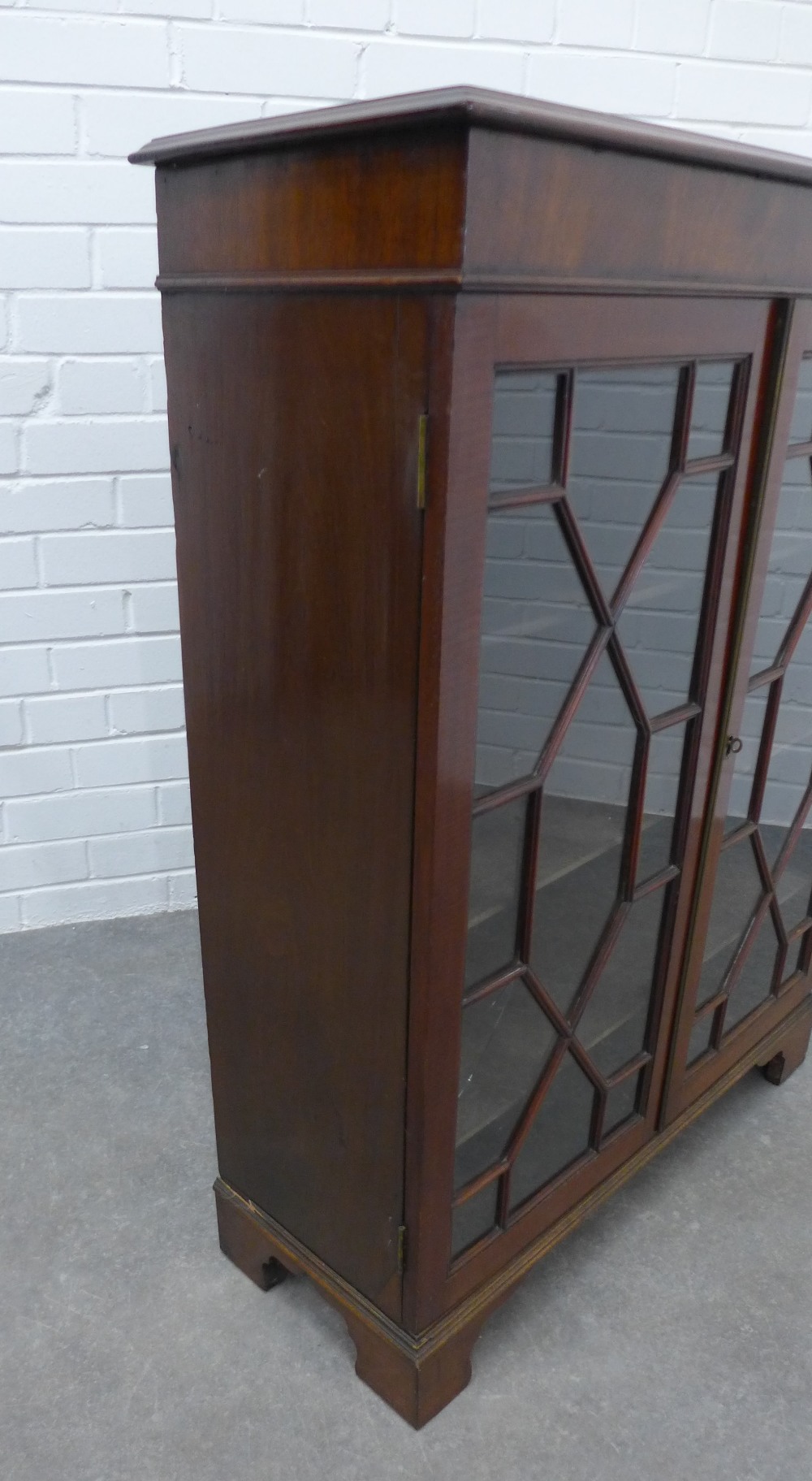 Mahogany glazed cabinet with two glazed doors and shelved interior on bracket feet. 100 x 77 x 30cm. - Bild 3 aus 3